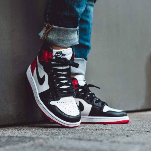 Air Jordan 1 Wmns Retro High 'Satin Black Toe'